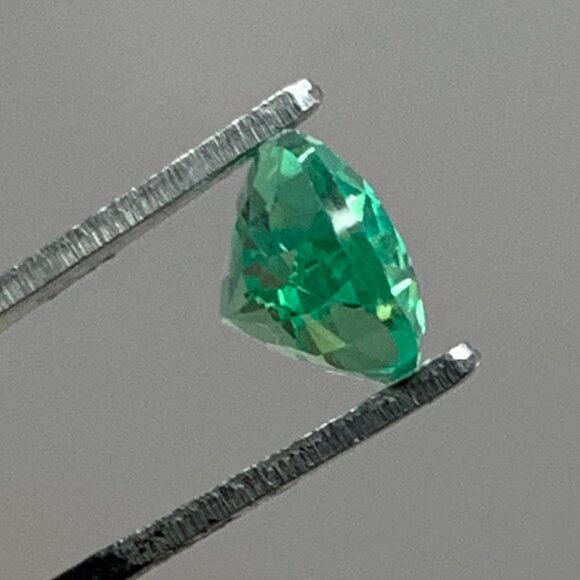 Elegant Green Teardrop Gemstone Pendant - Picture 11 of 13